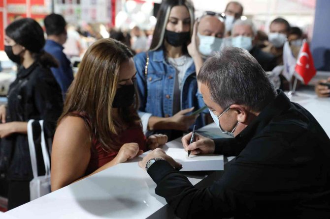 Antalya Kitap Fuarı’nda Hafta Sonu İlgisi