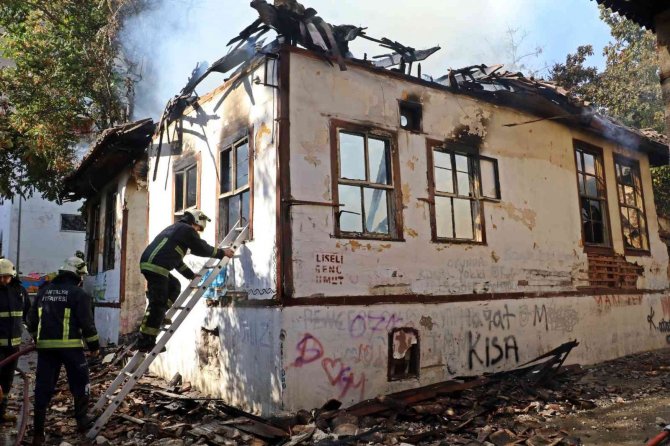Mahalleliyi Canından Bezdiren Metruk Ev Yangınları, Muhtarı İsyan Ettirdi