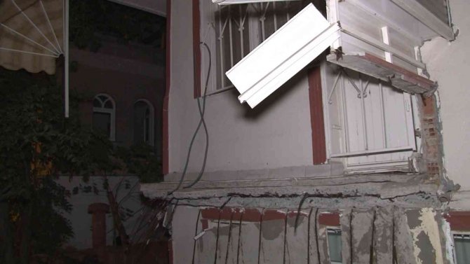 Avcılar’da Bir Apartman Dairesinin Balkonu Çöktü, Bina Tahliye Edildi