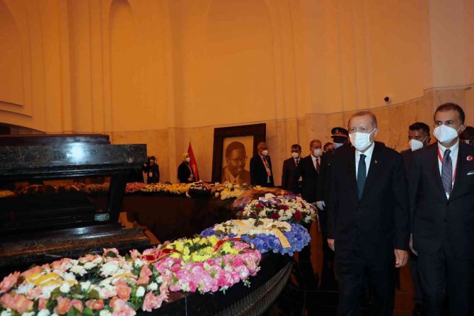 Cumhurbaşkanı Erdoğan, Angola’nın İlk Devlet Başkanı Antonio Agostinho Neto’nun Anıt Mezarını Ziyaret Etti