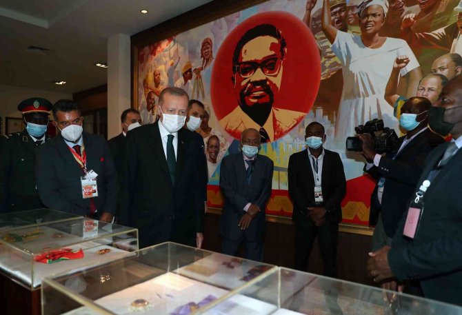 Cumhurbaşkanı Erdoğan, Angola’nın İlk Devlet Başkanı Antonio Agostinho Neto’nun Anıt Mezarını Ziyaret Etti