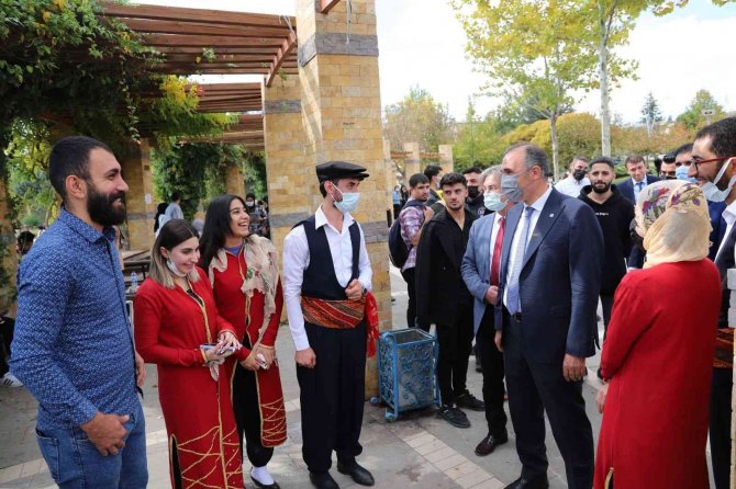 Kampüste Öğrenciler Halk Oyunları İle Gönüllerince Eğlendi