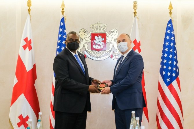 Abd Savunma Bakanı Lloyd Austin, Mevkidaşı Juansher Burchuladze İle Gürcistan’da Bir Araya Geldi