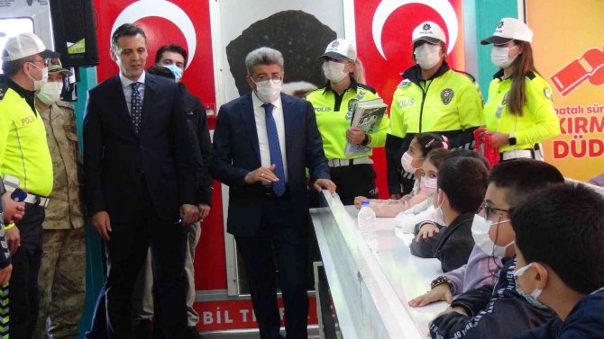 Mobil Trafik Eğitim Tırı Van’da