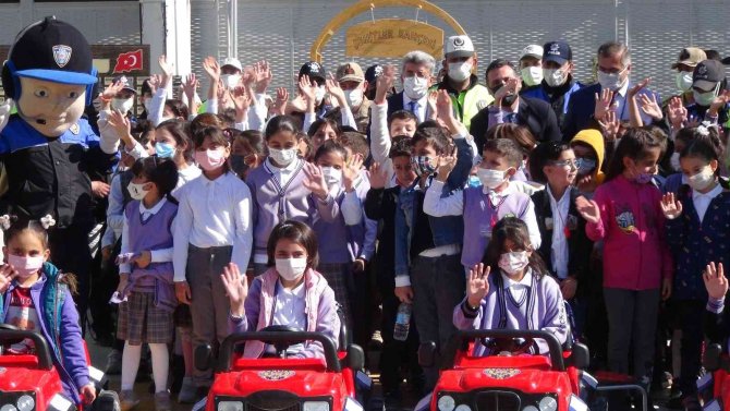 Mobil Trafik Eğitim Tırı Van’da