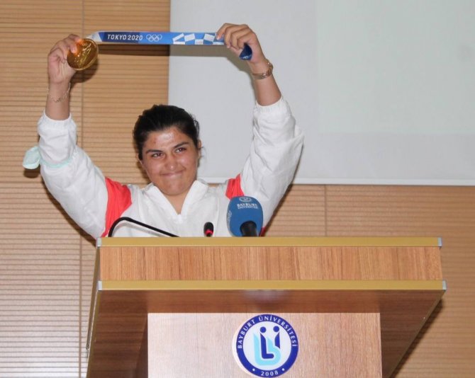 Olimpiyat Şampiyonu Busenaz Sürmeneli’nin İsmi Öğrencisi Olduğu Üniversitenin Spor Salonuna Verildi