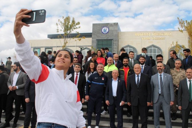 Olimpiyat Şampiyonu Busenaz Sürmeneli’nin İsmi Öğrencisi Olduğu Üniversitenin Spor Salonuna Verildi