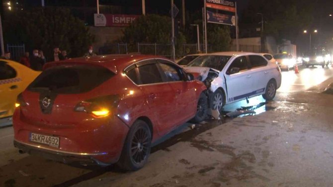Pendik’te İki Otomobil Kafa Kafaya Çarpıştı: 4 Yaralı