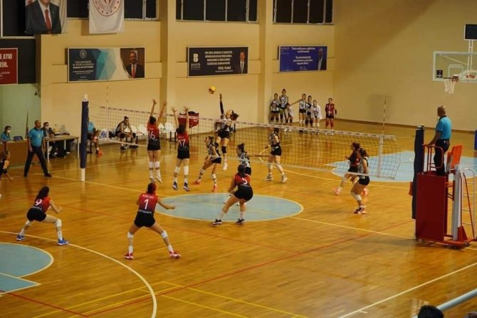 Voleybolda Ayvalık Kazandı