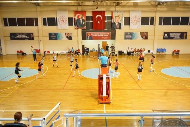 Voleybolda Ayvalık Kazandı