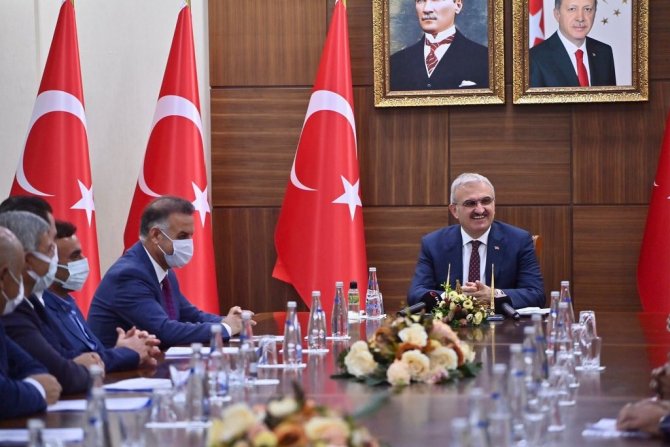 Vali Karaloğlu, 19 Ekim Muhtarlar Günü Dolayısıyla Muhtarlarla Bir Araya Geldi