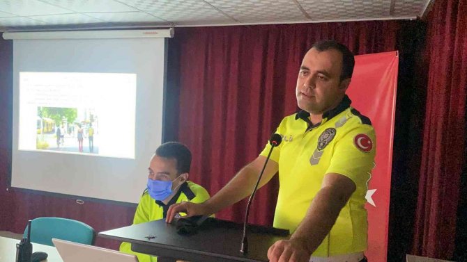 Lise Öğrencilerine Trafik Eğitimi Verilmeye Başlandı
