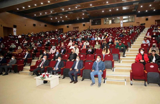 Ai̇çü Rektörü Prof. Dr. Karabulut Öğrencilerle Bir Araya Geldi