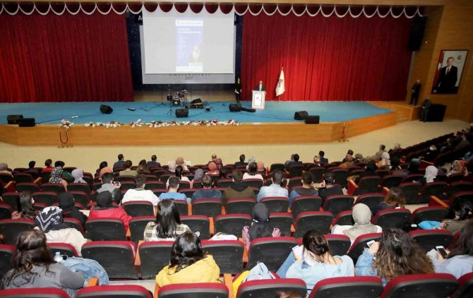 Ai̇çü Rektörü Prof. Dr. Karabulut Öğrencilerle Bir Araya Geldi