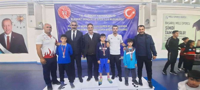 Eleşkirt’te Dostluk Turnuvasında Aileler Madalya Verdi