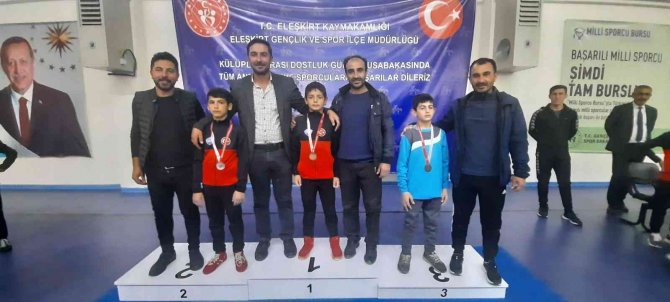 Eleşkirt’te Dostluk Turnuvasında Aileler Madalya Verdi