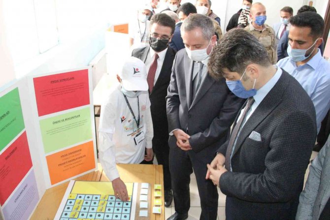 Hamur’da Tübi̇tak 4006 Bilim Fuarı Açıldı