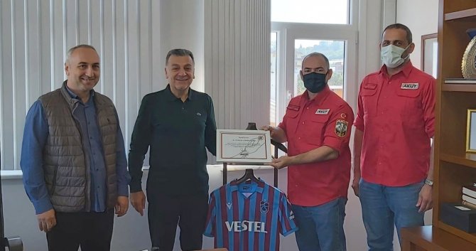 Mekap’tan Akut’a İş Ayakkabısı Bağışı