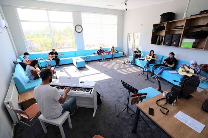 Başiskele’de Ücretsiz Müzik Okulları Yeniden Başlıyor