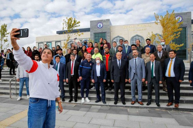 Bayburt Üniversitesi Spor Salonuna Milli Boksör Busenaz Sürmeli’nin Adı Verildi