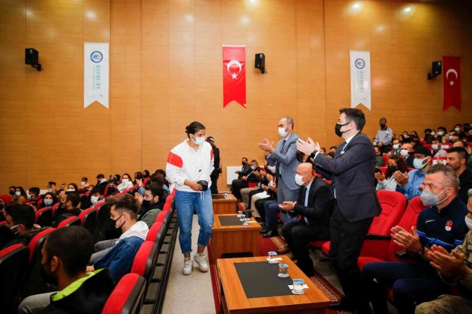 Bayburt Üniversitesi Spor Salonuna Milli Boksör Busenaz Sürmeli’nin Adı Verildi