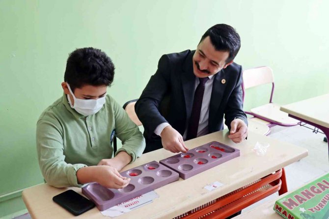 Günyüzü Kaymakamı Akeller Öğrenciye Mangala Oynadı