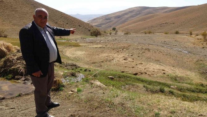 İ̇lkbaharda Gürül Gürül Akan Dere Yatağı Şimdi Yol Olarak Kullanılıyor