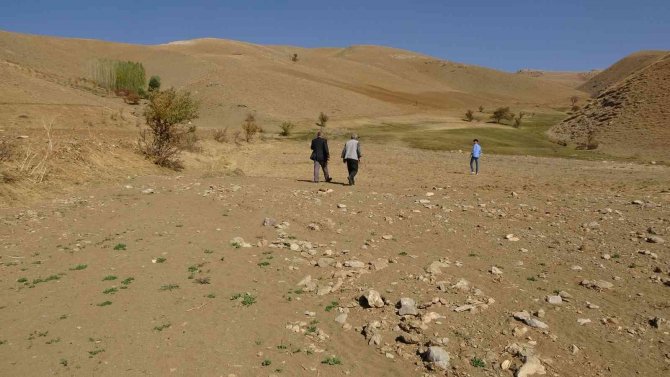 İ̇lkbaharda Gürül Gürül Akan Dere Yatağı Şimdi Yol Olarak Kullanılıyor