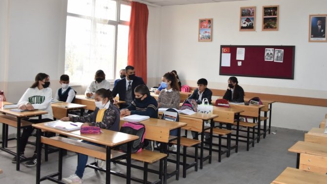 Iğdır İ̇l Milli Eğitim Müdürü Canlı, Okulları Ziyaret Etti