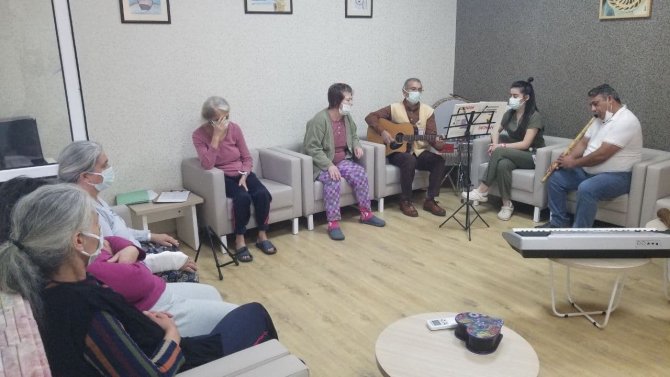 Yatarak Tedavi Gören Hastalara Sanat Dallarıyla Rehabilitasyon