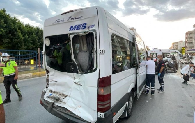 Mersin’de Otobüsle Minibüs Çarpıştı, 20 Kişi Hafif Yaralandı