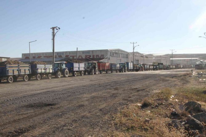 Malazgirt’te Kilometrelerce Pancar Kuyruğu Oluştu