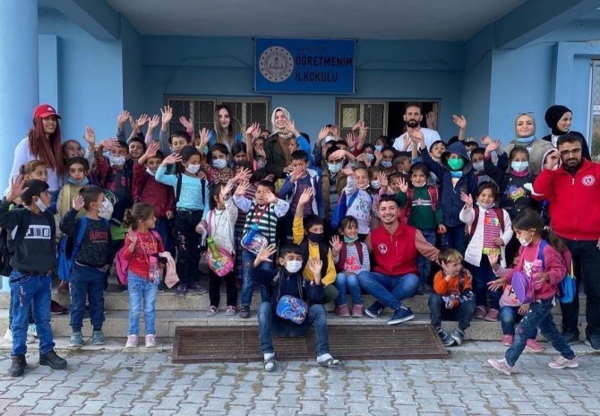 Eğitim Gönüllülerinden Yüzleri Gülümseten Hareket