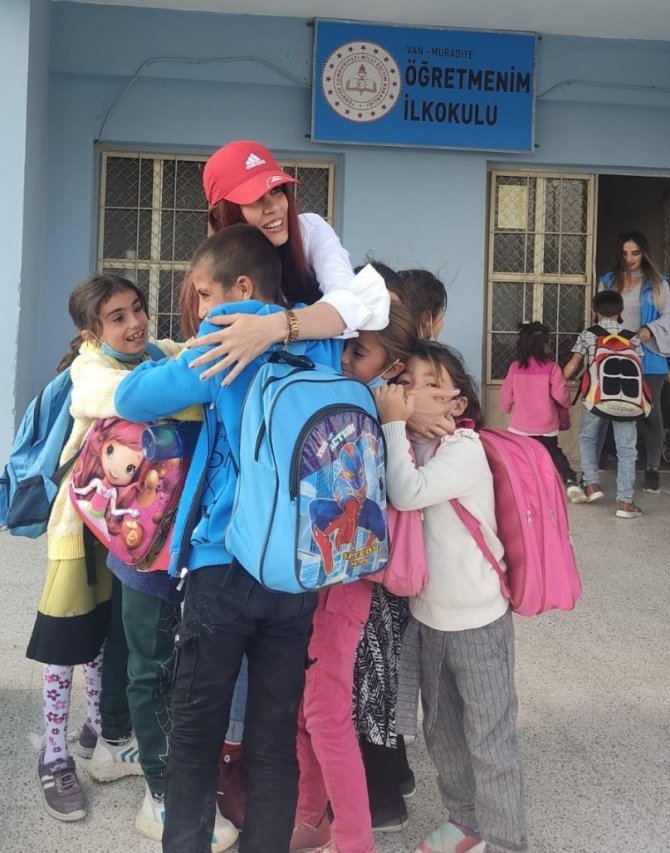 Eğitim Gönüllülerinden Yüzleri Gülümseten Hareket