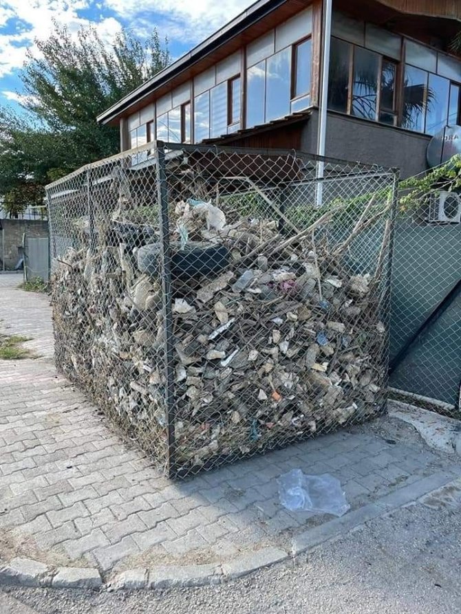 Adana’da Sulama Kanallarından Çıkarılan Çöpler Sergileniyor