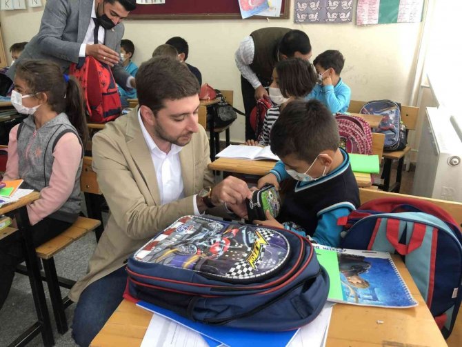 Ak Parti Gençlik Kolları’ndan Ortaokul Öğrencilerine Kırtasiye Yardımı