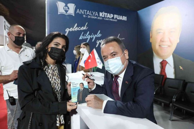 Kitap Fuarı’nda Kitapsever Ve Yazar Buluşmaları Sürüyor
