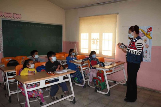 Ardahan’da "Güvenli Okul, Güvenli Gelecek Projesi" Kapsamında Jandarma Ekipleri Denetim Yaptı