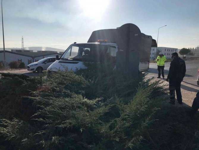 Kamyonet İle Ticari Araç Çarpıştı, Sürücüler Yaralandı