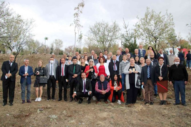 Muhtarlar Bademlidere’ye Fidan Dikti