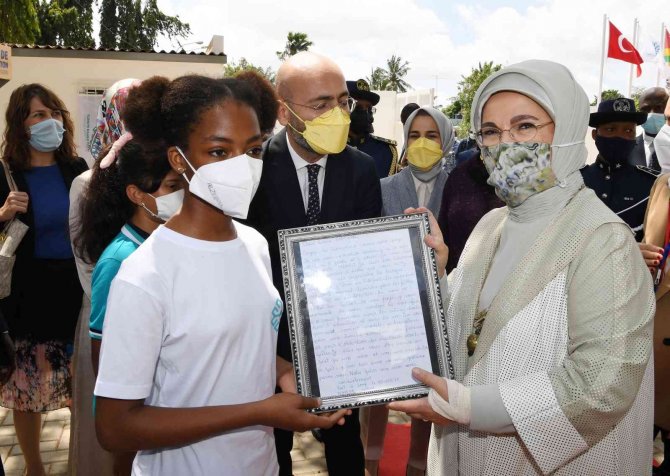 Emine Erdoğan, Togo’da Türkiye Maarif Vakfı Eğitim Kampüsü’nün Açılışına Katıldı