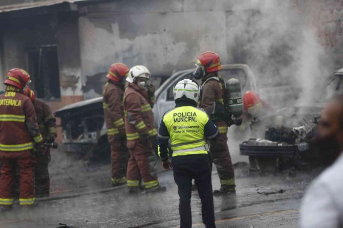 Guatemala’da Eski Askerler Kongre Binasını Bastı, Otoparktaki Araçları Ateşe Verdi