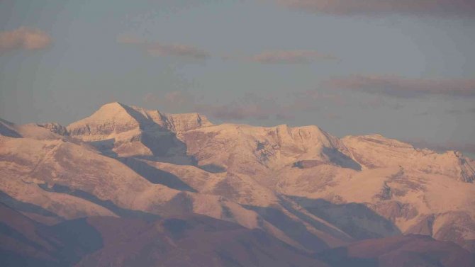 Yüksekova’nın Cilo Dağları Beyaza Büründü