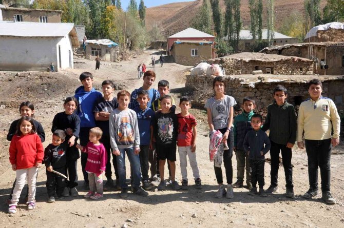 Okula Ulaşmak İçin Her Gün Kendi İmkanlarıyla 30 Kilometre Yol Gidiyorlar