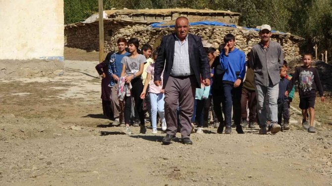 Okula Ulaşmak İçin Her Gün Kendi İmkanlarıyla 30 Kilometre Yol Gidiyorlar