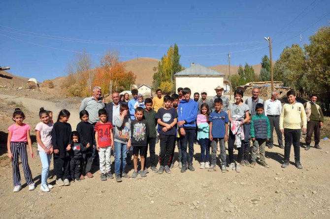 Okula Ulaşmak İçin Her Gün Kendi İmkanlarıyla 30 Kilometre Yol Gidiyorlar