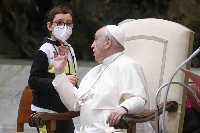 Papa Francis’e 10 Yaşındaki Çocuktan Sevgi Gösterisi