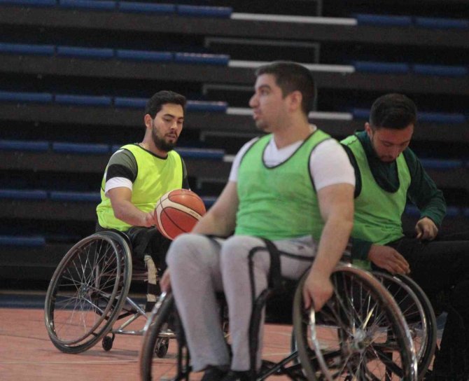 Üniversite Öğrencileri Tekerlekli Sandalye İle Basketbol Oynadı