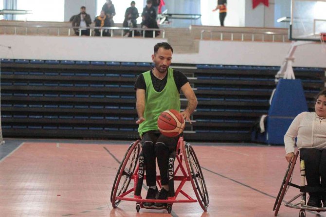 Üniversite Öğrencileri Tekerlekli Sandalye İle Basketbol Oynadı