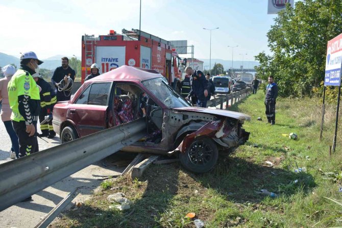 Kaza Yapan Otomobil Bariyere Ok Gibi Saplandı: 1 Yaralı
